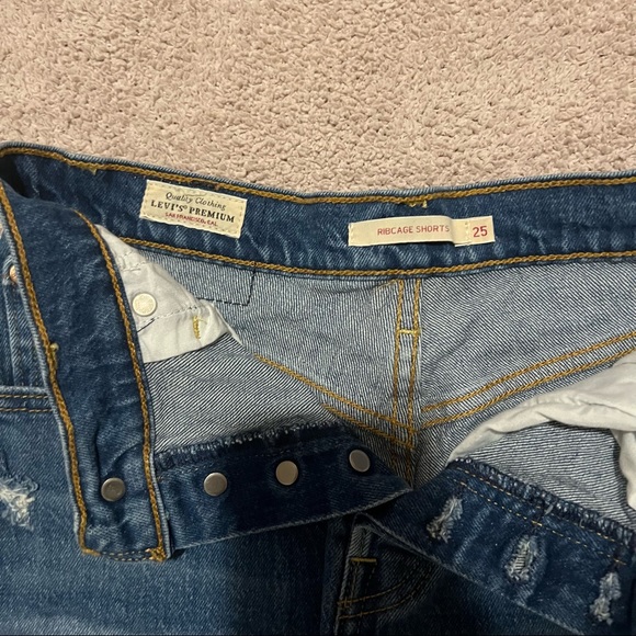 LEVI’s RIBCAGE SHORTS - Picture 2 of 4